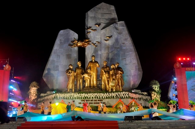 Tượng đài “Chủ tịch Hồ Chí Minh với Nhân dân Quảng Bình” – Công trình văn hóa đặc sắc - ảnh 3