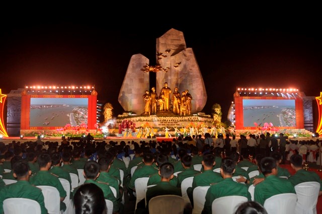 Tượng đài “Chủ tịch Hồ Chí Minh với Nhân dân Quảng Bình” – Công trình văn hóa đặc sắc - ảnh 4