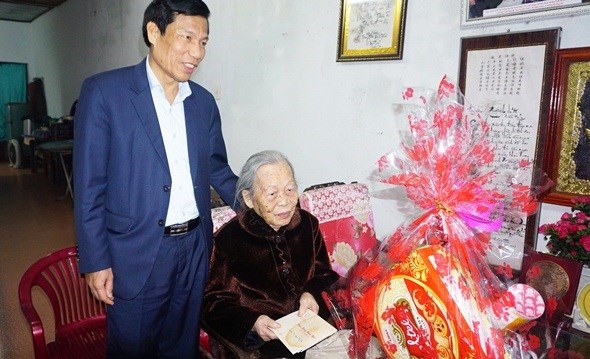 Bộ trưởng Nguyễn Ngọc Thiện thăm và chúc Tết Mẹ Việt Nam anh hùng - ảnh 2