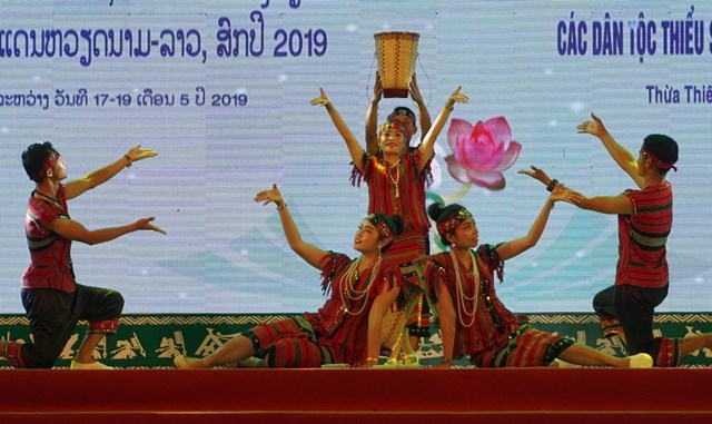 “Say” với những điệu múa truyền thống của các dân tộc thiểu số biên giới Việt- Lào - ảnh 2