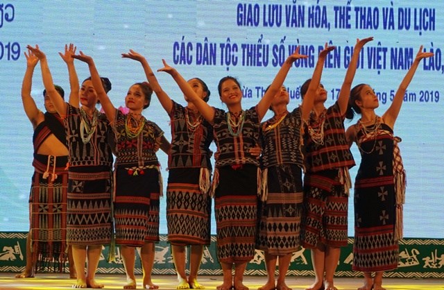 “Say” với những điệu múa truyền thống của các dân tộc thiểu số biên giới Việt- Lào - ảnh 7
