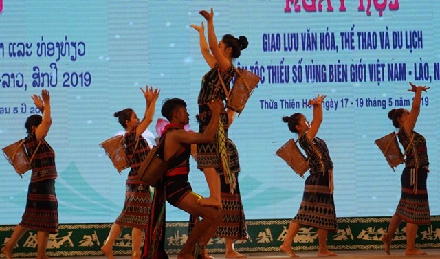 “Say” với những điệu múa truyền thống của các dân tộc thiểu số biên giới Việt- Lào - ảnh 10