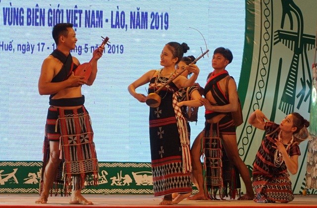 “Say” với những điệu múa truyền thống của các dân tộc thiểu số biên giới Việt- Lào - ảnh 11
