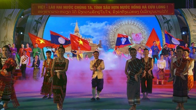 Nồng ấm đêm hội VHTTDL các dân tộc thiểu số vùng biên giới Việt- Lào - ảnh 11