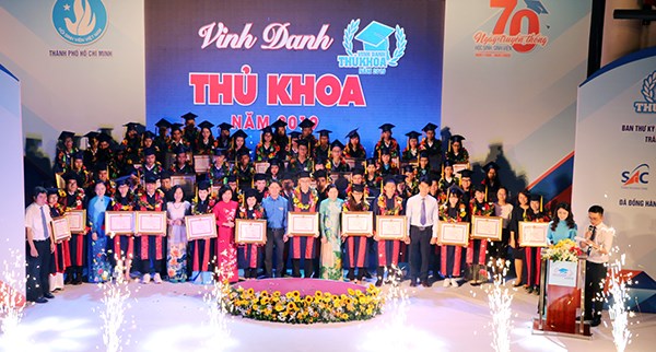 TP.HCM: Vinh danh 66 thủ khoa năm 2019 - ảnh 1