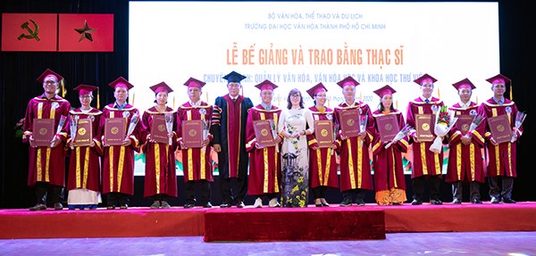Trường ĐH Văn hóa TP.HCM trao bằng thạc sĩ các chuyên ngành Văn hóa, Thư viện - ảnh 1
