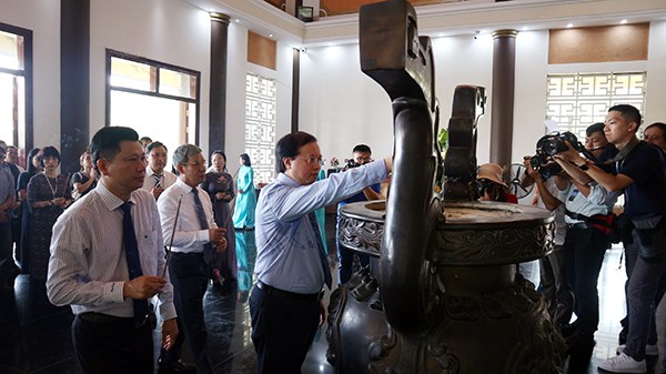 Đoàn đại biểu LHP Việt Nam lần thứ XXI dâng hương tưởng niệm các anh hùng liệt sĩ - ảnh 4