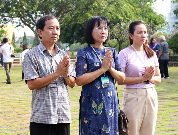 Đoàn đại biểu LHP Việt Nam lần thứ XXI dâng hương tưởng niệm các anh hùng liệt sĩ - ảnh 7