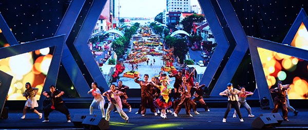 Hơn 800 diễn viên tham gia Liên hoan nhóm nhảy TP.HCM “Sức bật tuổi trẻ” - ảnh 4