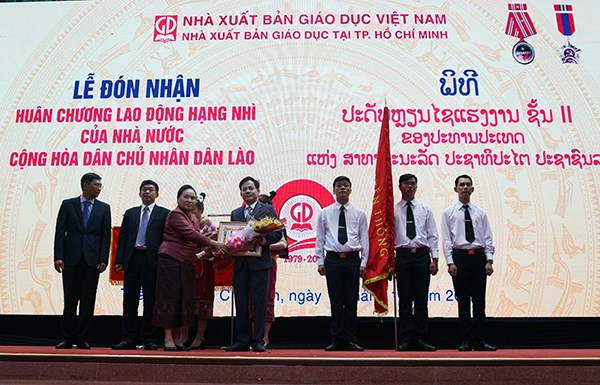 NXB Giáo dục tại TP.HCM đón nhận Huân chương Lao động hạng II của Nhà nước Lào - ảnh 2