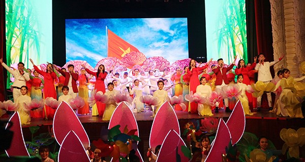 Trao 81 giải thưởng tại Liên hoan Ca múa nhạc dân tộc “Giai điệu quê hương” TP.HCM năm 2020 - ảnh 2