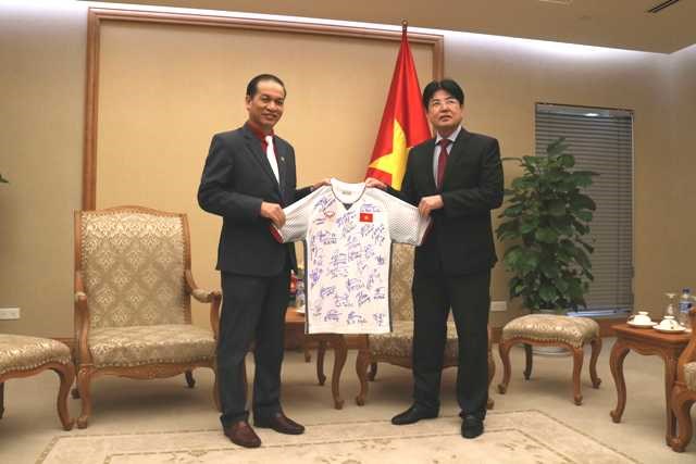 Trao quà tặng Thủ tướng của đội tuyển bóng đá Việt Nam để bán đấu giá gây quỹ - ảnh 2