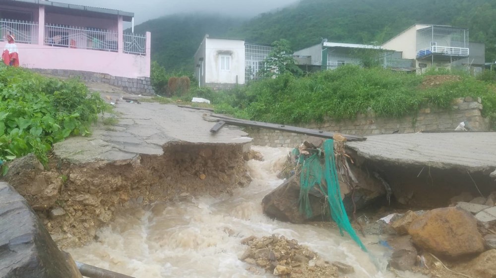 Cứu trợ khẩn cấp hỗ trợ các gia đình bị thiệt hại do mưa lũ tại tỉnh Khánh Hòa - ảnh 2