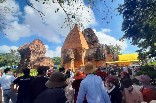 Khánh Hòa: Hơn 30.000 lượt người dân, du khách tham gia lễ hội Tháp Bà Ponagar - ảnh 1