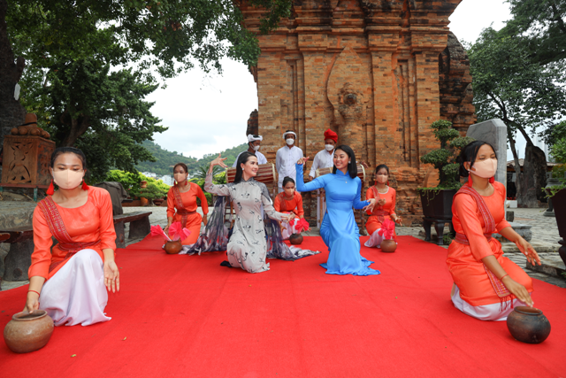 Khánh Hòa:  Sẵn sàng mùa lễ hội sôi động, thu hút du khách - ảnh 1