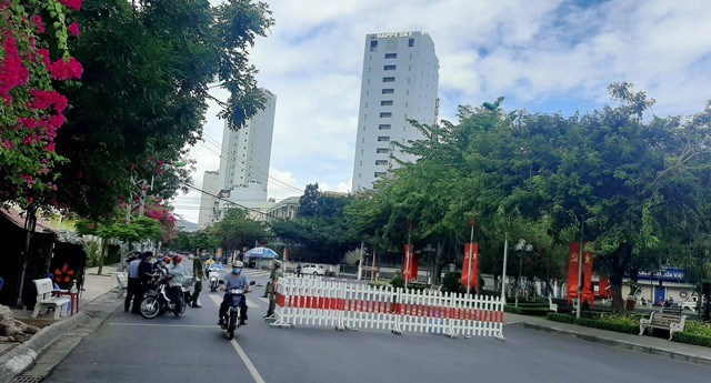 Khánh Hòa: Số ca mắc Covid-19 vượt mốc 6.000, phố  “im lặng” đường vắng người - ảnh 11