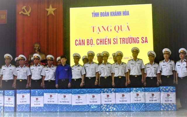 Khánh Hòa: Tặng 2.000 lá cờ Tổ quốc và 42 phần quà cho cán bộ, chiến sĩ Trường Sa - ảnh 1