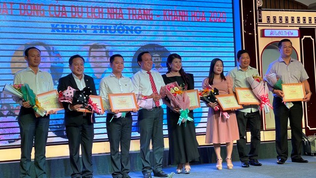 Khánh Hòa: Khen thưởng 24 tập thể, cá nhân có nhiều đóng góp phát triển du lịch - ảnh 1