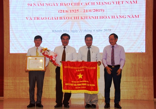 Hội Nhà Báo tỉnh Khánh Hòa nhận cờ thi đua của Thủ tướng Chính phủ - ảnh 1