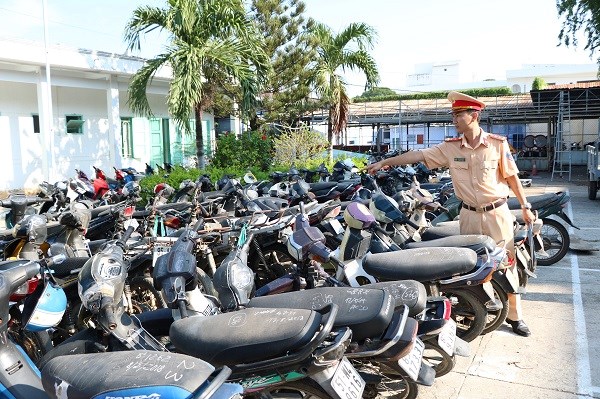 Ninh Thuận: Tiêu hủy hàng trăm phương tiện xe gắn máy không rõ nguồn gốc - ảnh 1