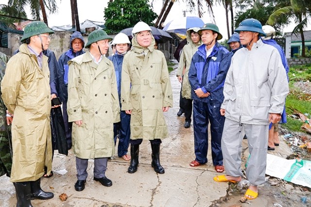Khánh Hòa: Di dời hàng nghìn người dân ra khỏi vùng nguy hiểm trong bão số 6 - ảnh 1