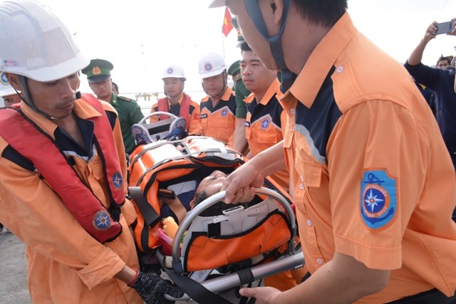 Đưa thợ máy Indonesia xuất huyết não trên tàu ngoài khơi vào bờ cấp cứu - ảnh 1