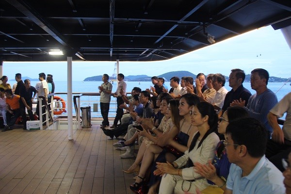 Khánh Hòa: Chương trình tour “Con tàu hoàng hôn - Ngắm trăng trên vịnh Nha Trang” hút khách du lịch - ảnh 2