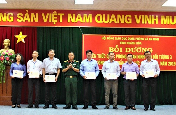 PC Khánh Hòa: Bồi dưỡng kiến thức quốc phòng, an ninh cho 194 cán bộ, công nhân viên - ảnh 2