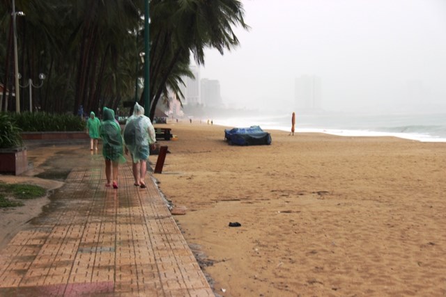 Khánh Hòa: Di dời hàng nghìn người dân ra khỏi vùng nguy hiểm trong bão số 6 - ảnh 3