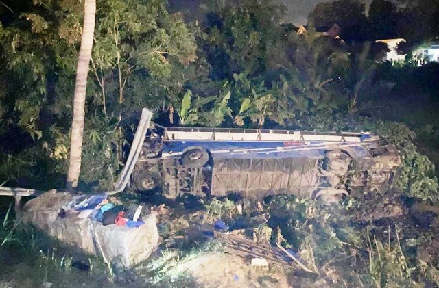 Phú Yên: Lật xe khách, 26 người bị thương - ảnh 1