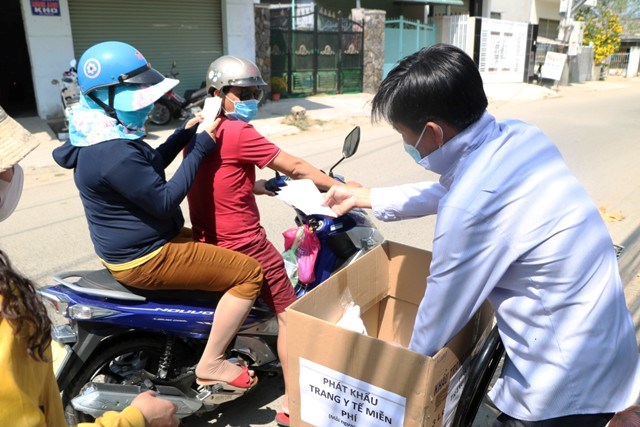 Ninh Thuận: Phát hàng ngàn khẩu trang y tế miễn phí phòng dịch corona - ảnh 1