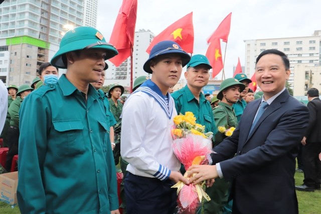 Khánh Hòa: Tiễn 1.986 thanh niên lên đường làm nhiệm vụ bảo vệ Tổ quốc - ảnh 1