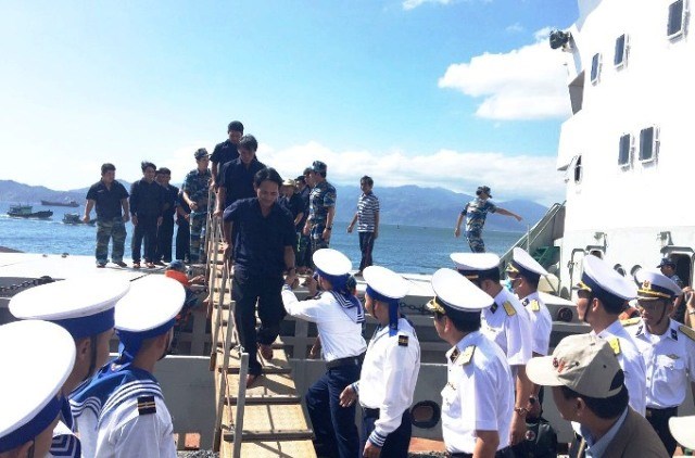 Khánh Hòa: Cứu hộ thành công và đưa 33 ngư dân gặp nạn ở Trường Sa vào bờ - ảnh 1