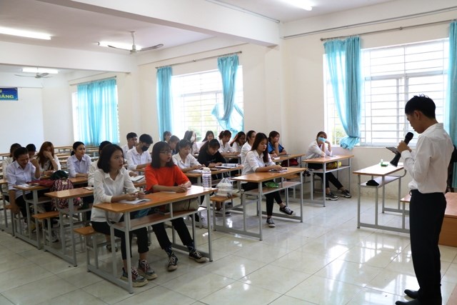 Ninh Thuận: Học sinh THPT trở lại trường học - ảnh 1