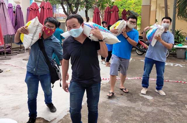Báo chí thường trú Khánh Hòa chung tay hỗ trợ người nghèo chống dịch Covid -19 - ảnh 1