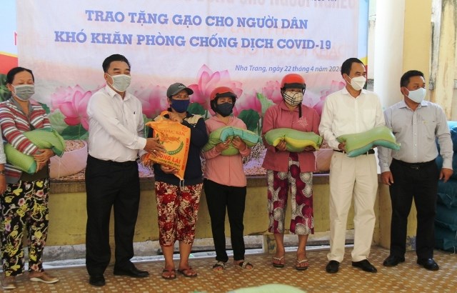 Hội Nhà báo tỉnh Khánh Hòa tặng 1.000 phần quà cho người dân nghèo - ảnh 1