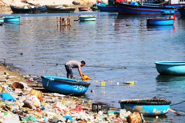 Ninh Thuận: Rác thải “bủa vây” kè biển, ảnh hưởng môi trường du lịch - ảnh 1