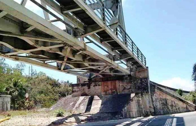 Binh Định: Mãi mê chụp hình trên cầu đường sắt, 2 nữ sinh bị tàu cuốn tử vong - ảnh 1