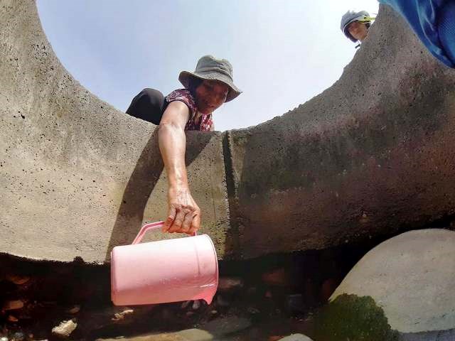 Ninh Sơn (Ninh Thuận): Đồng bào Raglai vất vả lặn lội đường xa “cõng nước” chống hạn - ảnh 2