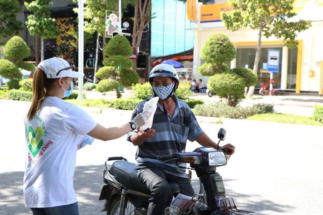 Ninh Thuận: Nhóm bạn trẻ góp tiền mua và phát hàng ngàn khẩu trang y tế miễn phí - ảnh 2