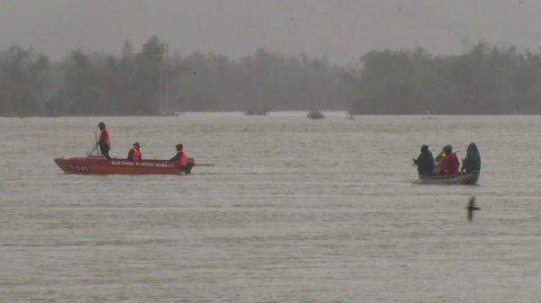Phú Yên: Liều mình băng qua nước lũ, người đàn ông bị cuốn trôi - ảnh 2