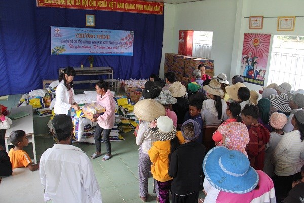 PC Khánh Hòa: Tặng hơn 1.100 xuất quà cho người nghèo và bệnh nhân nghèo - ảnh 2
