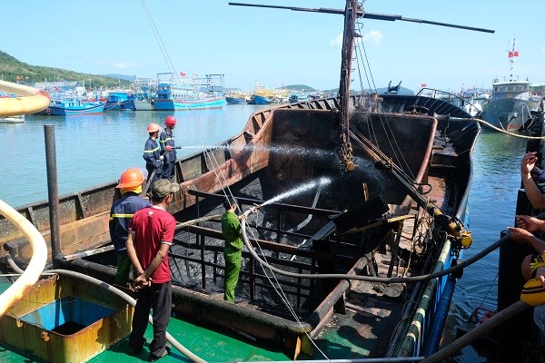 Khánh Hòa: Tàu sắt đột ngột bốc cháy, toàn bộ khoang tàu bị thiêu rụi - ảnh 2