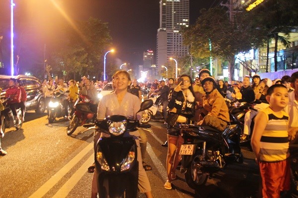 Nam Trung Bộ: Hàng triệu người thức trọn đêm ngắm pháo hoa trong đêm giao thừa - ảnh 5