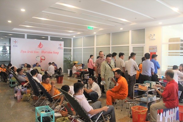 PC Khánh Hòa: Tổ chức chương trình hiến máu nhân đạo “Tuần lễ hồng EVN” - ảnh 2