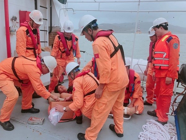 Đưa 4 thuyền viên Philippines bi nạn trên biển vào TP. Nha Trang cấp cứu - ảnh 1