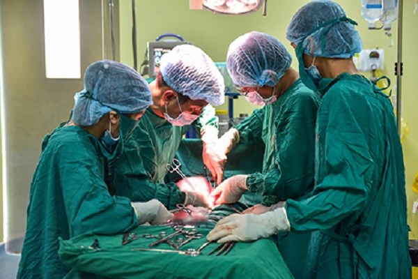 Kon Tum:  Phẫu thuật cắt bỏ thành công khối u nặng 2kg - ảnh 1