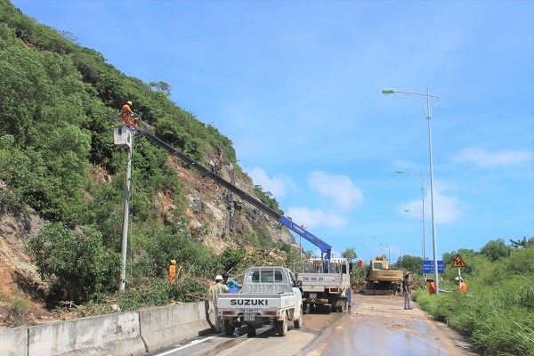 PC Khánh Hòa: Nhanh chóng khắc phục thiệt hại lưới điện sau bão số 8 - ảnh 1
