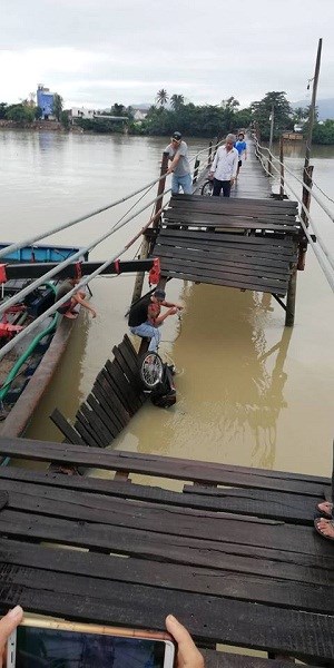 Khánh Hòa: Cầu Phú Kiểng bị gãy, 3 người rớt xuống sông - ảnh 1