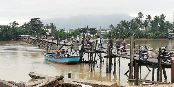 Khánh Hòa: Cầu Phú Kiểng bị gãy, 3 người rớt xuống sông - ảnh 2